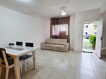 CASA EM CONDOM�NIO