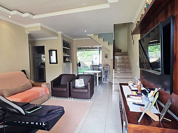 CASA EM CONDOM�NIO